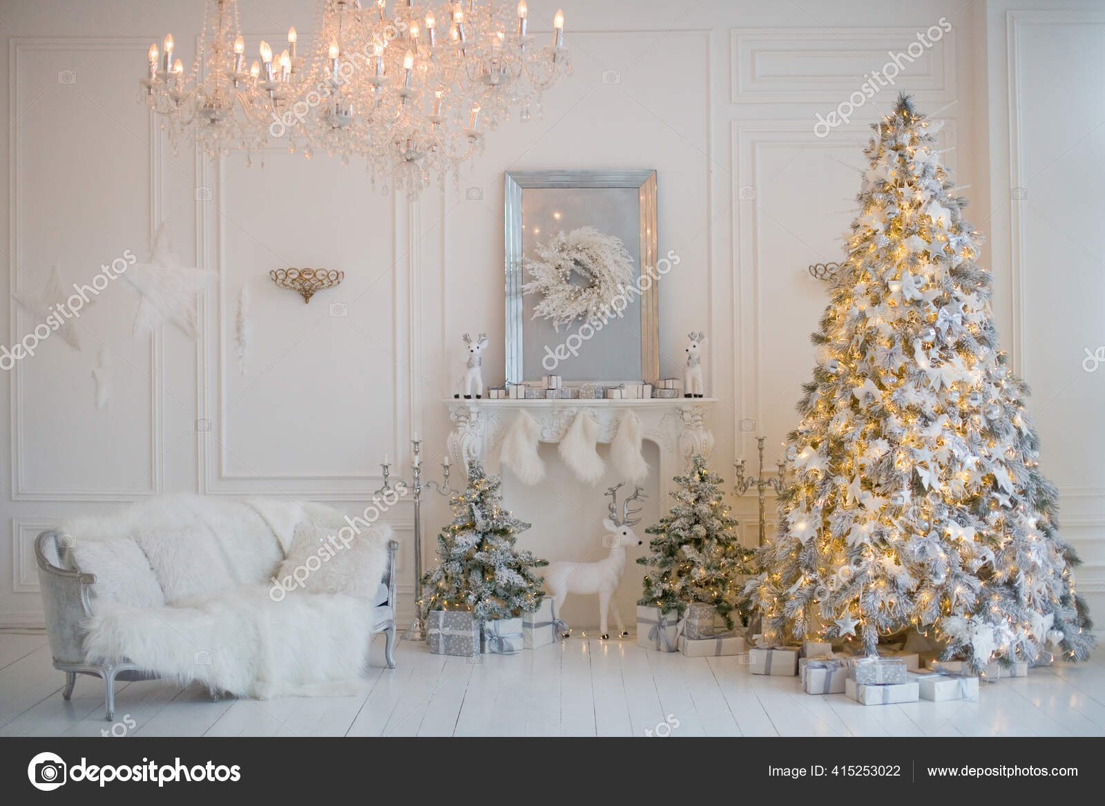 Interior Estiloso Da Sala De Xmas Com árvore De Natal Decorada Com Velas De  Garland. Grande Relógio Branco De Ouro Muitos Presente Foto de Stock -  Imagem de presente, sazonal: 255857234