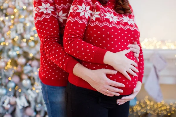 Hombre Mujer Embarazada Pie Cerca Árbol Navidadpareja Esperando Bebé Para — Foto de Stock