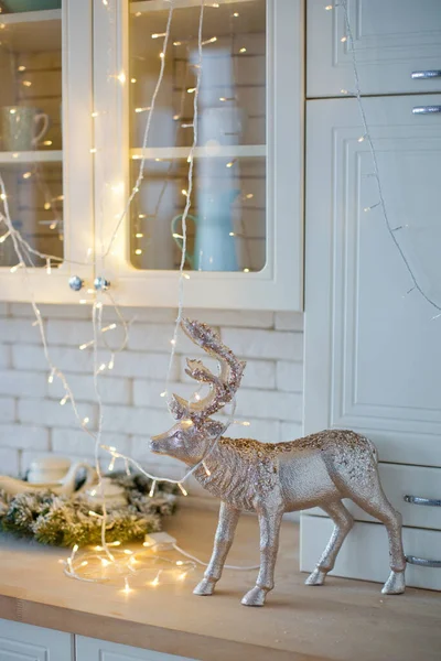 Рождественское Украшение Золотой Олень Светлой Кухне Уютными Огнями — стоковое фото
