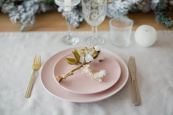 Mesa Navidad Servicio Vacaciones Invierno Placa Rosa Con Flores Doradas — Foto de Stock