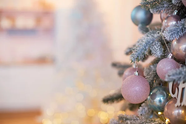 Árbol Navidad Con Decoraciones Luces Rosas Azules Fondo Navidad Espacio — Foto de Stock