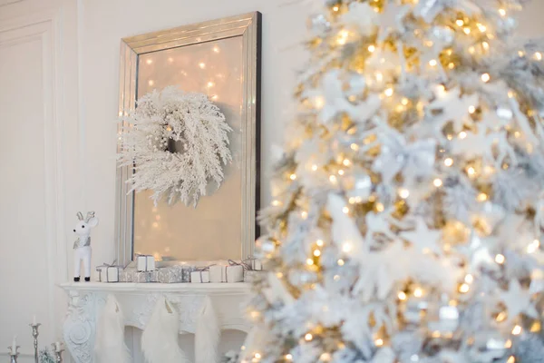 Gemütliche Weiße Weihnachten Innenraum Wohnzimmer Mit Weihnachtsbaum Spiegel Mit Weihnachtskranz — Stockfoto