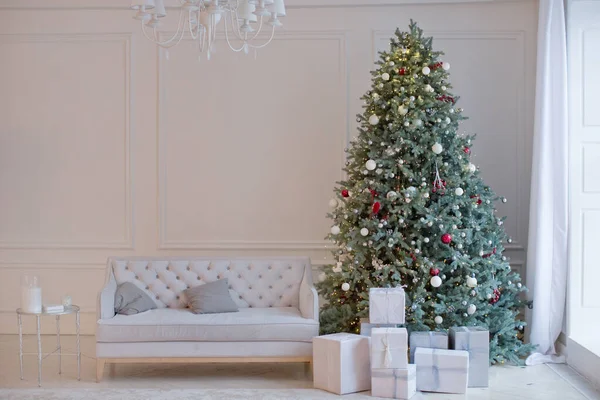 有灰色沙发的圣诞客厅 有装饰和灯光的圣诞树 — 图库照片