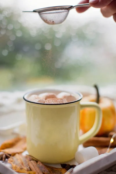 Chocolat Chaud Avec Guimauves Dans Une Tasse Jaune Plateau Bois — Photo