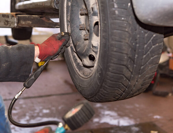 Крупный план проверки давления в шинах
