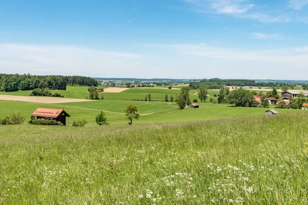 Paisaje idílico con cabaña frente al cielo azul en Alemania Bavar — Foto de Stock