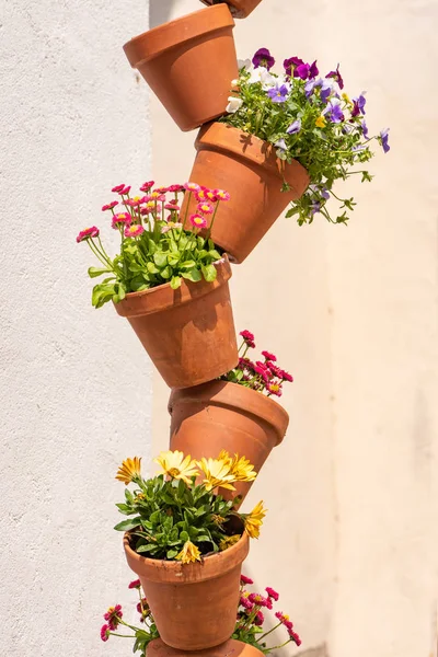 Piantato vasi da fiori colorati impilati come decorazione — Foto Stock