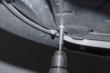 mekanik iş başında. Bir vida Akülü tornavida ile eklemek