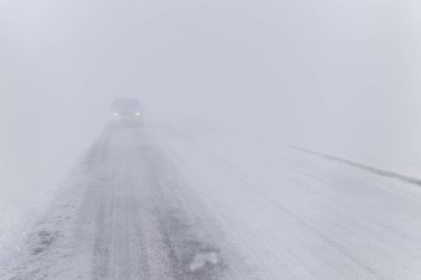 yol ve sisin içinde bir araba