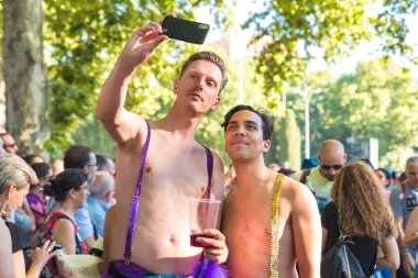 Madrid, İspanya - 07 Temmuz 2019 - Gay Pride, Orgullo Gay - Couple S