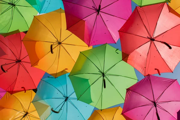 Kleurrijke parasols op de straat in Agueda, Aveiro-Portugal — Stockfoto
