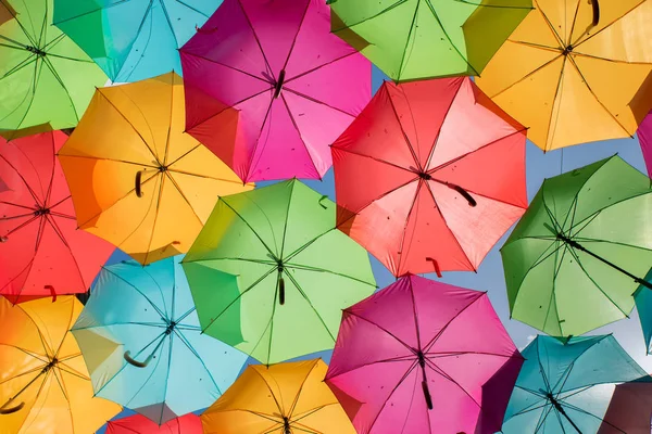 Kleurrijke parasols op de straat in Agueda, Aveiro-Portugal — Stockfoto