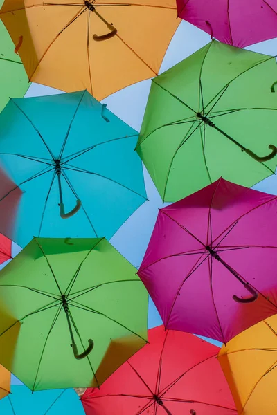 Kleurrijke parasols op de straat in Agueda, Aveiro-Portugal — Stockfoto