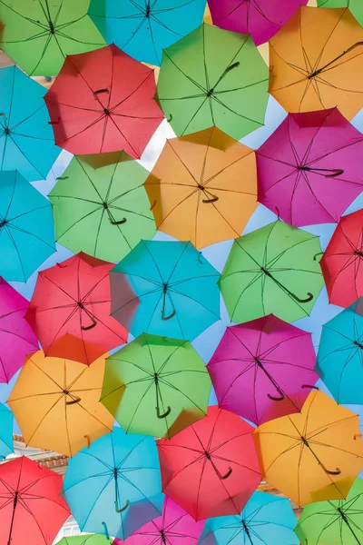 Kleurrijke parasols op de straat in Agueda, Aveiro-Portugal — Stockfoto