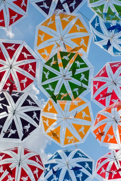 Kleurrijke parasols op de straat in Agueda, Aveiro-Portugal — Stockfoto