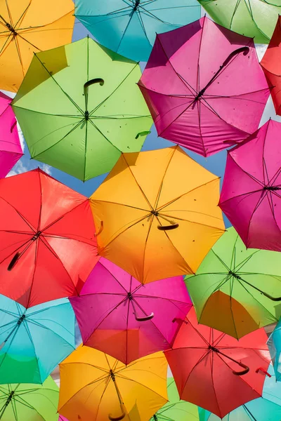 Kleurrijke parasols op de straat in Agueda, Aveiro-Portugal — Stockfoto