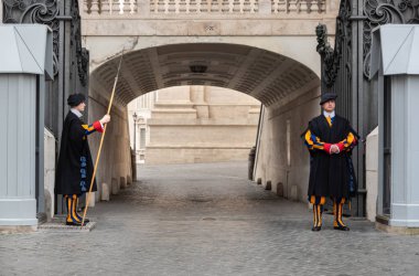 Vatikan, Vatikan - 12 Aralık 2017: Papalık İsviçre muhafızları 