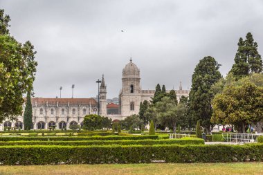 Belem, Lizbon 'daki yeşil bir parkın arkasındaki Jeronimos Manastırı manzarası - Portekiz