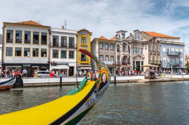 Portekiz 'in eski Aveiro kasabasında renkli bir tekne pruvasının yakınında.