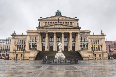 Konzerthaus, Berlin 'deki konser salonu. Önünde beyaz bir heykel var.