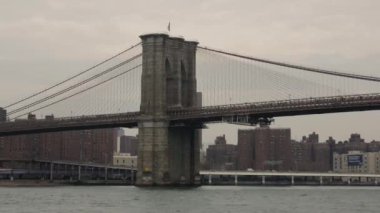 Gün ortasında sırasında Brooklyn Köprüsü su