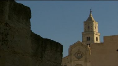 Binanın önünde bir kaya duvarı ile Matera İtalya içinde
