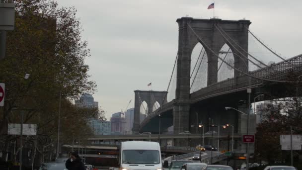 Molnig Dag Nära Wall Street Mot Brooklyn Bridge — Stockvideo