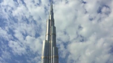 Dubai'deki Burj Khalifa'nın alt Pan çekim dön