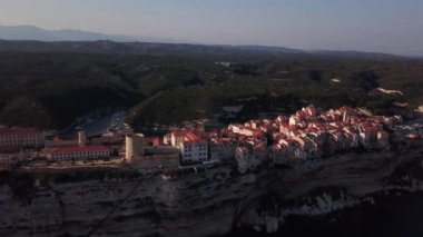 4 k kayalıkta bir Ortaçağ şehrinin örtüsünü açmak atış