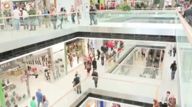 Yeni açılan alışveriş merkezinde yürüyen insanlar