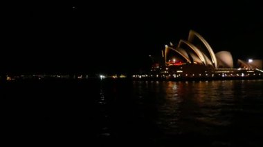 Geniş geceleri Opera Evi vurdu