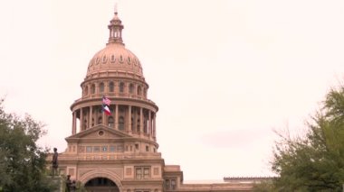 Geniş atış Austin'de bina sermaye yukarıda Texas bayrağı