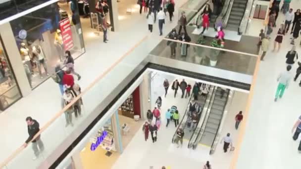Прогулочные Люди Недавно Открытом Торговом Центре — стоковое видео