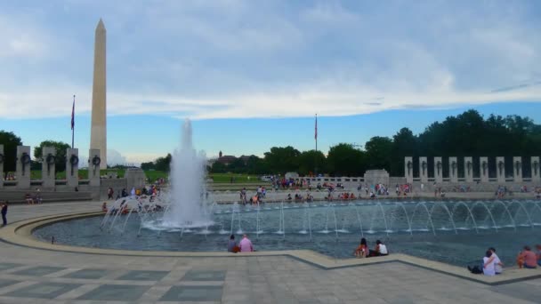 Washington Monument Met Tweede Wereldoorlog Monument — Stockvideo
