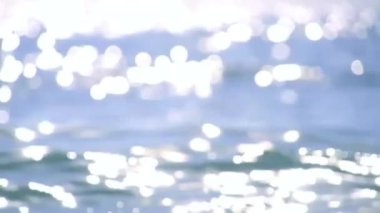 Köpüklü su dalgalı bir güneşli yaz gününde parlıyor