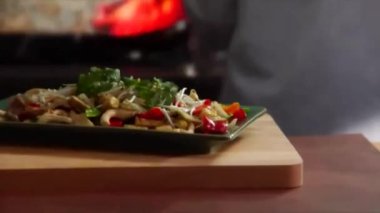 Asya karıştırın Kızarmış Sebzeler Şef Flaming Wok ile