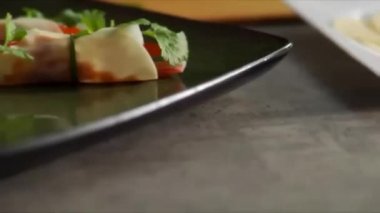 Asya karides meze plaka üzerinde sağdan sola Pan.