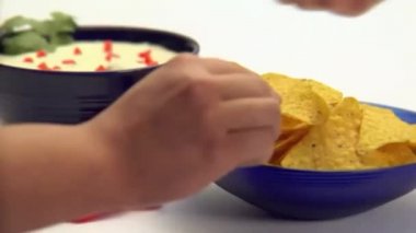 İnsanlar guacamole daldırma içine Mısır cips daldırma