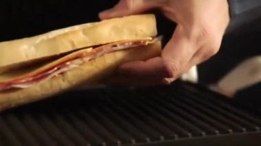 ızgarada Panini sandviç yerleştirme