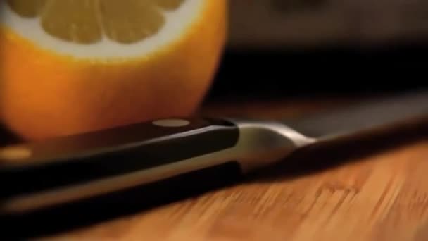 Skär bräda med kniv och citroner till korg av citroner — Stockvideo