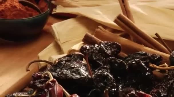 Мексиканський перець і спеції, подрібнення спецій в порошок — стокове відео