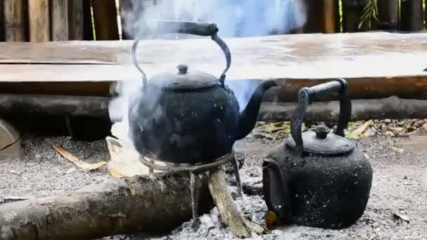 Stary czajnik na ognisko wsi Tajlandii — Wideo stockowe