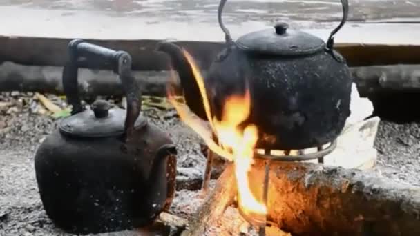 Ketel tua pada api unggun dari pedesaan Thailand — Stok Video