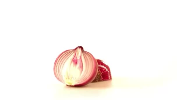 Onion cut in half — Stock Video