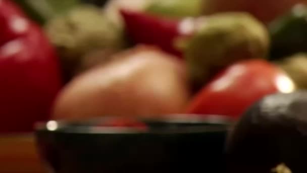 Bir tutam tuz için ulaşan bir el sebze üzerinde sağ sola Pan — Stok video