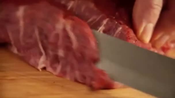 Pan sobre chef fatias temperadas bife de ferro liso — Vídeo de Stock