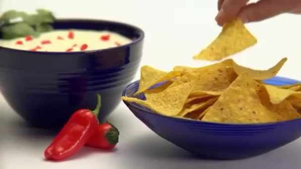 Personne trempant des croustilles de maïs dans une trempette au guacamole — Video