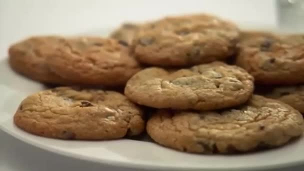 Prato de biscoitos e leite sendo derramado — Vídeo de Stock