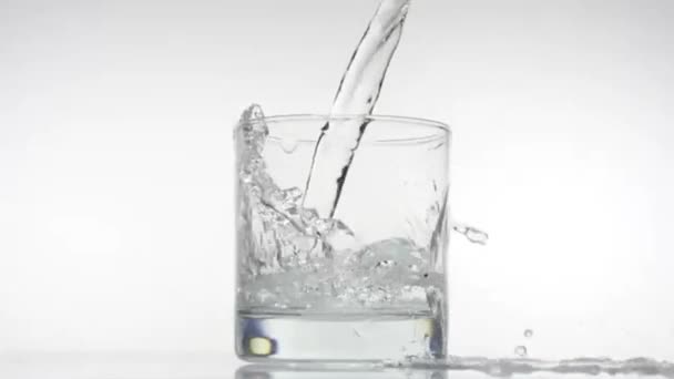 Häll glas vatten i slow motion — Stockvideo