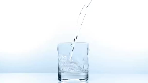 Häll glas vatten i slow motion — Stockvideo